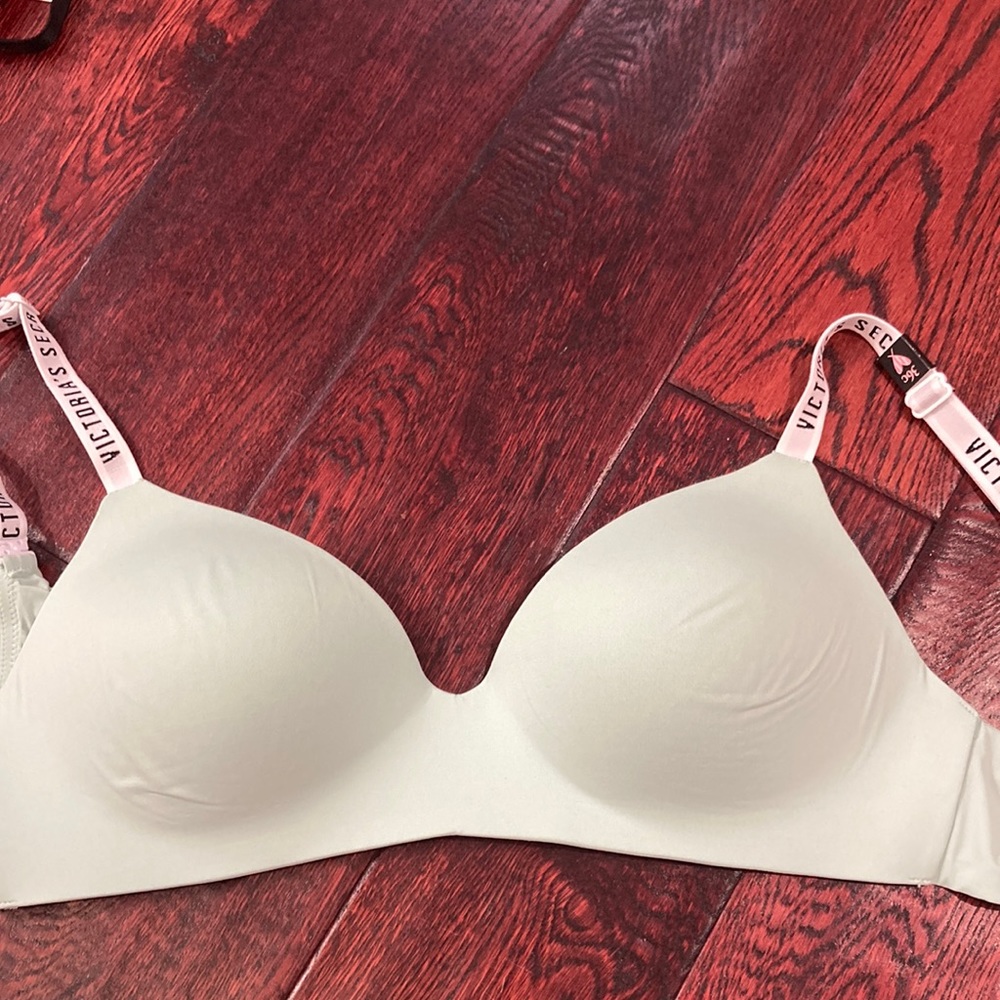 Victoria’s Secret 36c wireless t-shirt bra new with tags mint